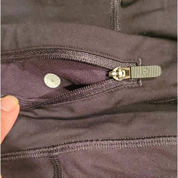 Black Leggings with Wide Waistband and Form-Fitting Silhouette - Picture 4 of 4